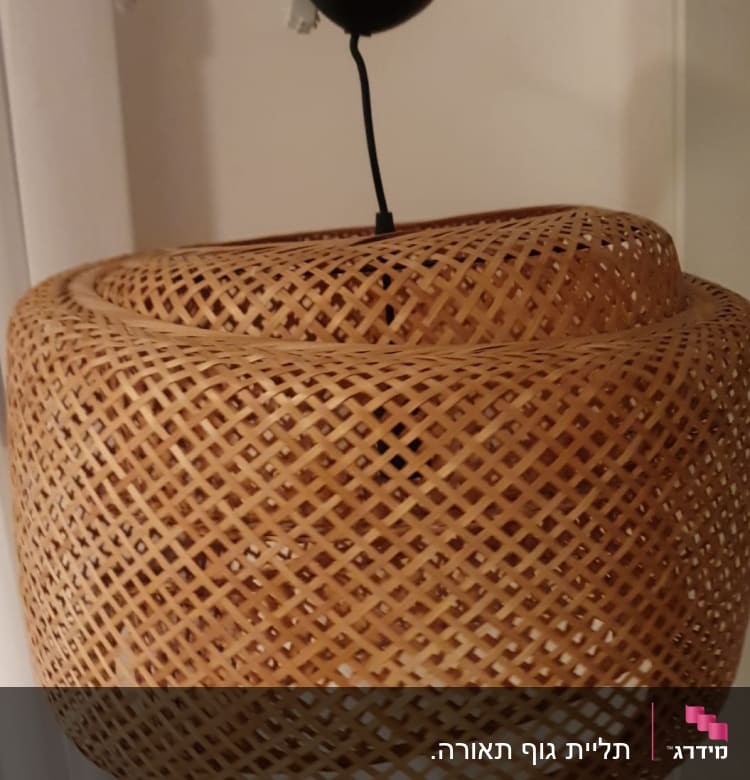 מנורת תקרה עם אהיל קלוע וחוט חשמל שחור